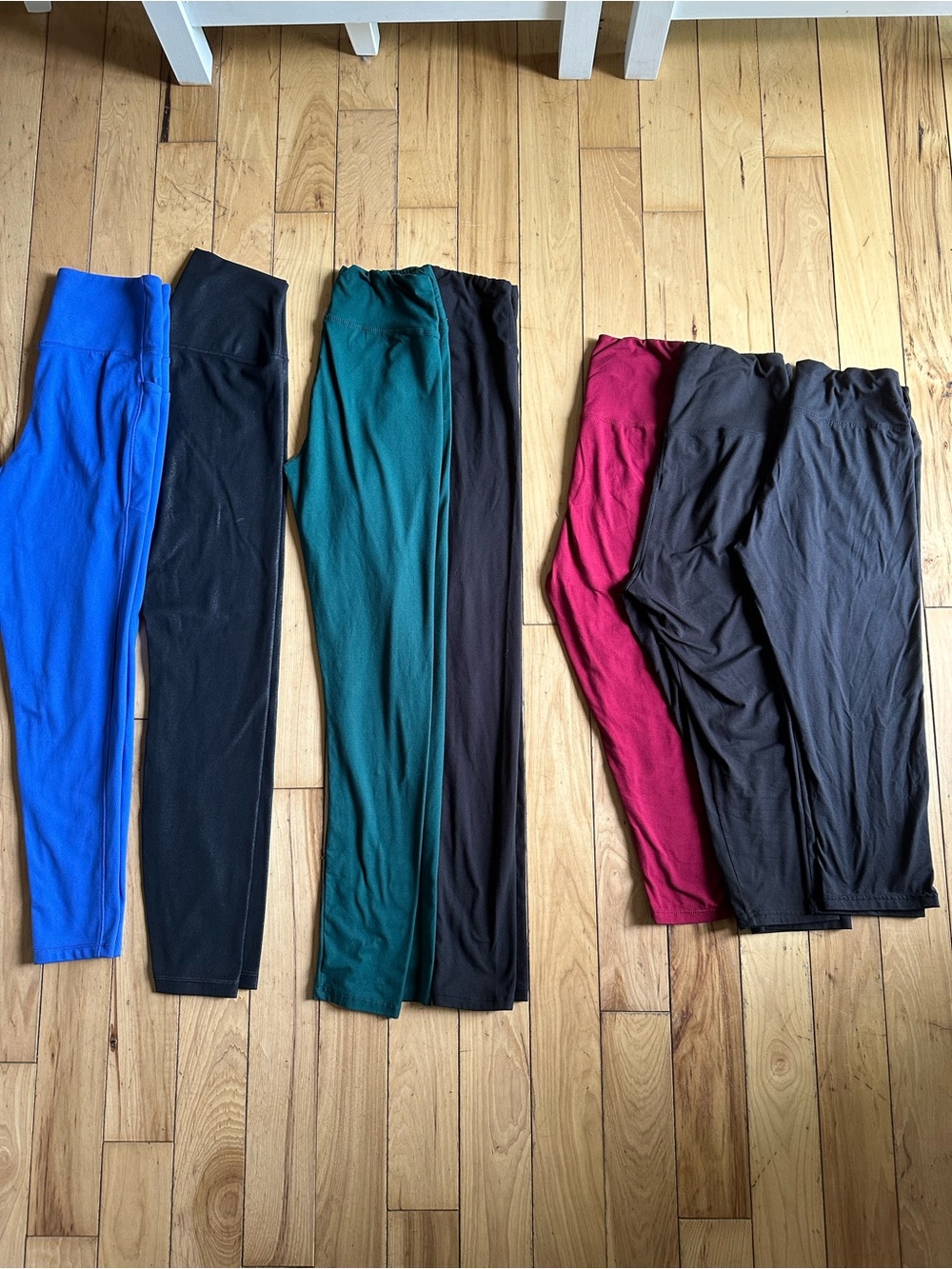 Lot of 7 soft Stretch Leggings in Blue, Black, Green, Wine.